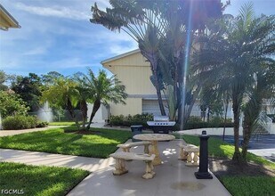 4611 Bayshore Dr in Naples, FL - Building Photo - Building Photo