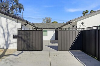 22255 Wyandotte St in Canoga Park, CA - Building Photo - Building Photo