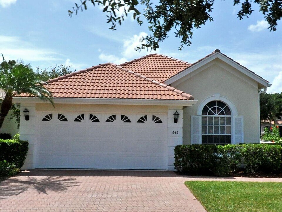 645 SW Andros Cir in Port St. Lucie, FL - Building Photo