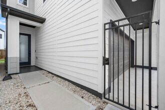 8404 Curry Rd in Houston, TX - Foto de edificio - Building Photo