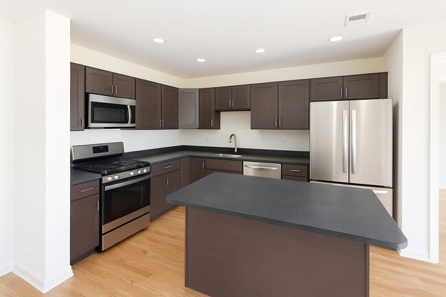 Avery Lane in Nashua, NH - Building Photo - Building Photo