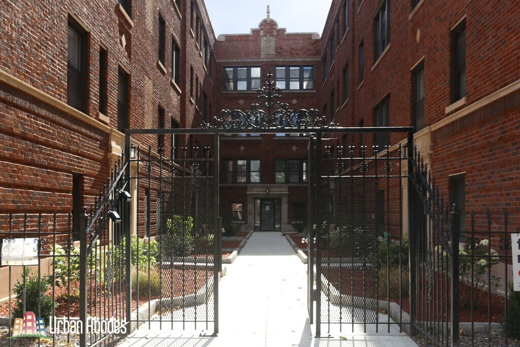 2203 W Eastwood Ave, Unit M453 in Chicago, IL - Building Photo