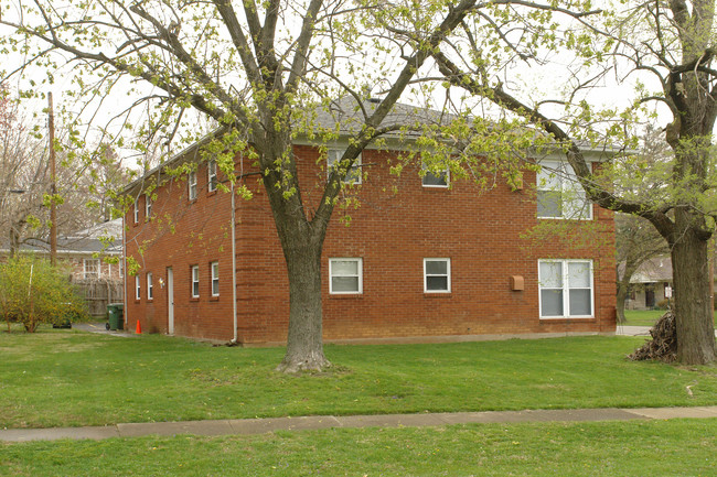 8801 Malvern Hill Rd in Louisville, KY - Foto de edificio - Building Photo