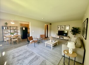 1966 Burton St SE in Grand Rapids, MI - Foto de edificio - Building Photo