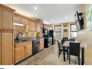 4 S Strawberry St in Philadelphia, PA - Building Photo - Interior Photo