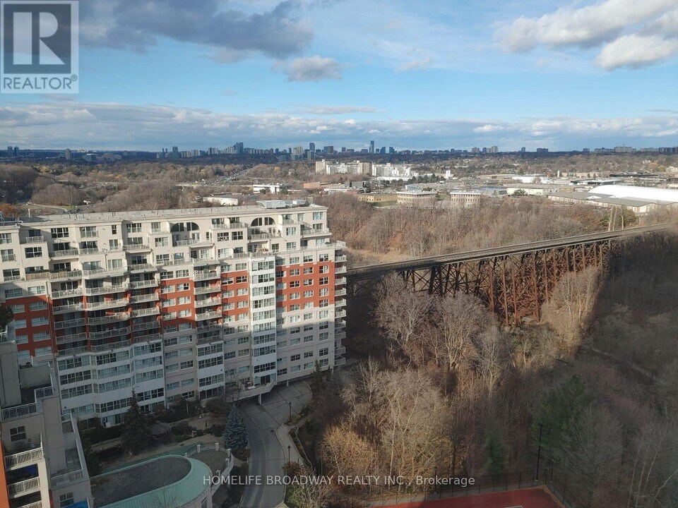 7-1607 Concorde Pl in Toronto, ON - Building Photo
