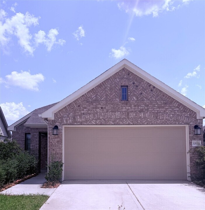 32035 Brilliant Sun Ct in Fulshear, TX - Building Photo
