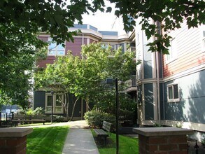 Mercer Court Apartments in Seattle, WA - Building Photo - Building Photo