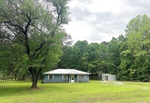 560 Beverly Dr in Shepherd, TX - Building Photo