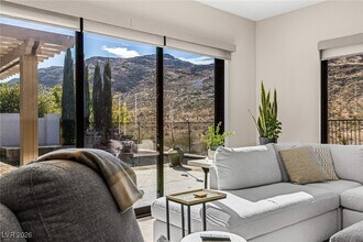 2245 Green Mountain Ct, Unit 2-B-1307 in Las Vegas, NV - Foto de edificio - Building Photo