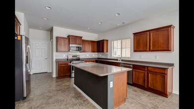 1933 W Davis Rd in Phoenix, AZ - Foto de edificio - Building Photo