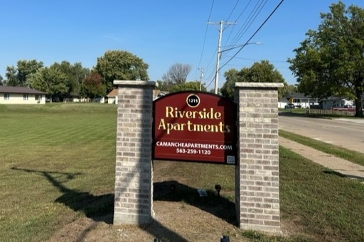 Riverside Apartments and Townhomes in Camanche, IA - Foto de edificio