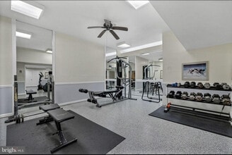 5340 Holmes Run Pky, Unit Pavilion on the park in Alexandria, VA - Foto de edificio - Building Photo