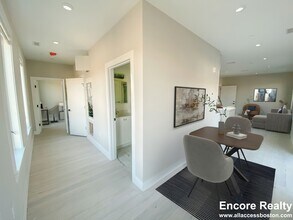 172 Green St, Unit 1 in Boston, MA - Foto de edificio - Building Photo