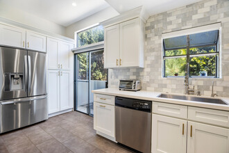 2560 S Centinela Ave in Los Angeles, CA - Building Photo - Building Photo