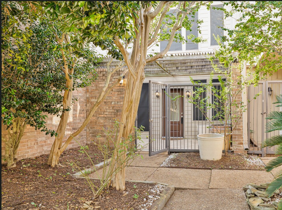 12660 Briar Patch Dr in Houston, TX - Foto de edificio