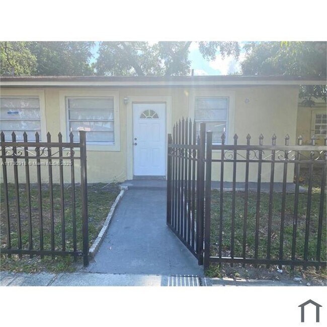 18500 NE 1st Ct-Unit -1 in Miami, FL - Building Photo - Building Photo