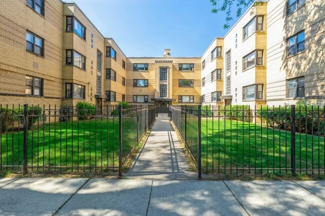 2050 E 72nd Pl 2050-2060 E 72nd Pl Chicago, IL 60649 in Chicago, IL - Foto de edificio - Building Photo