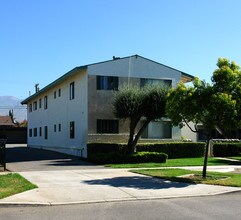 1350 W Stoneridge Ct in Ontario, CA - Foto de edificio - Building Photo