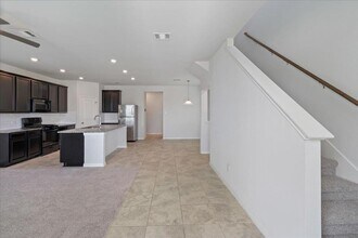 5711 Pleasanton Pkwy in Pflugerville, TX - Foto de edificio - Building Photo