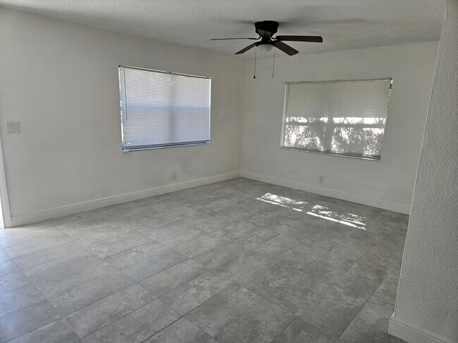 1545 NW 8th Ave in Fort Lauderdale, FL - Foto de edificio - Building Photo