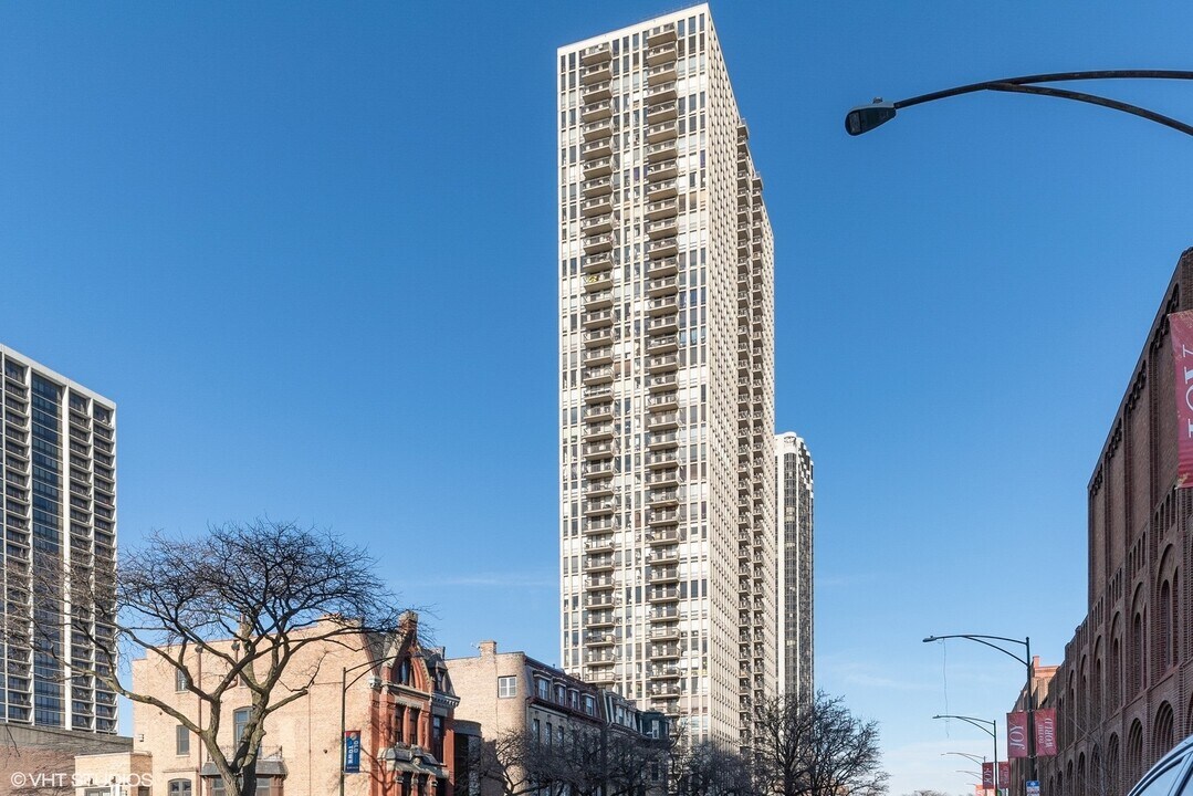1660 N La Salle Dr in Chicago, IL - Building Photo