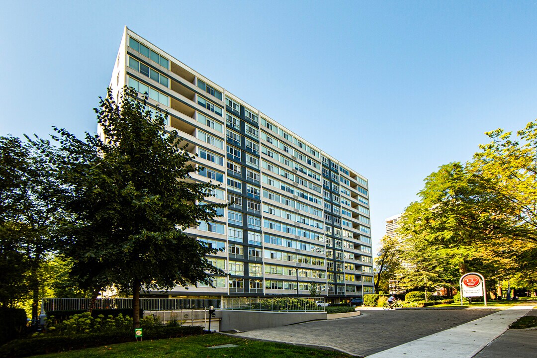 500-500 Avenue Rd in Toronto, ON - Building Photo
