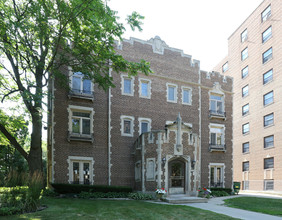 Edgewater Apartments in Milwaukee, WI - Building Photo - Building Photo