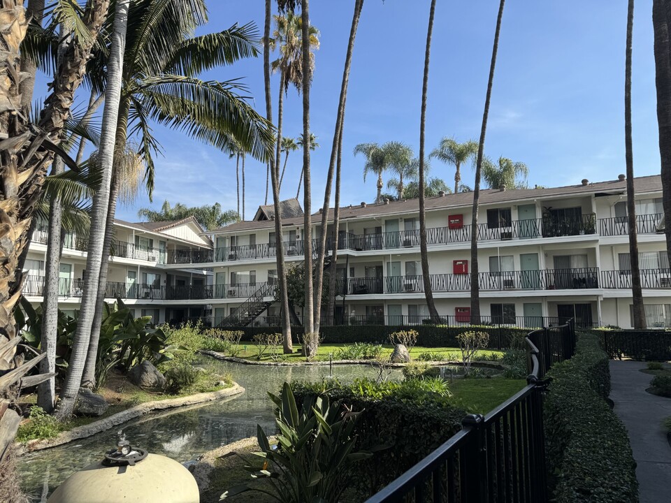 Oasis Apartments in West Covina, CA - Foto de edificio