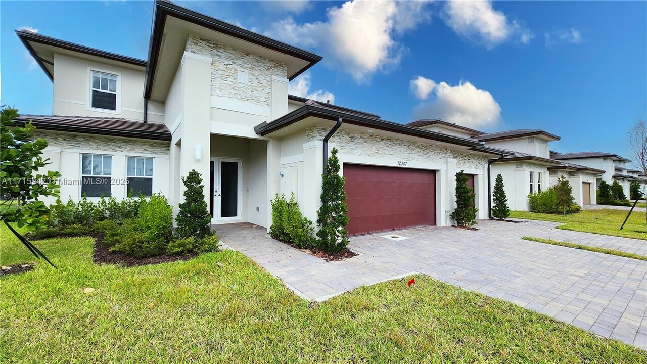 12347 Green Oak Dr in Davie, FL - Building Photo