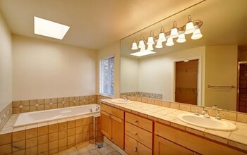 10260 NE 30th Pl in Bellevue, WA - Building Photo - Building Photo