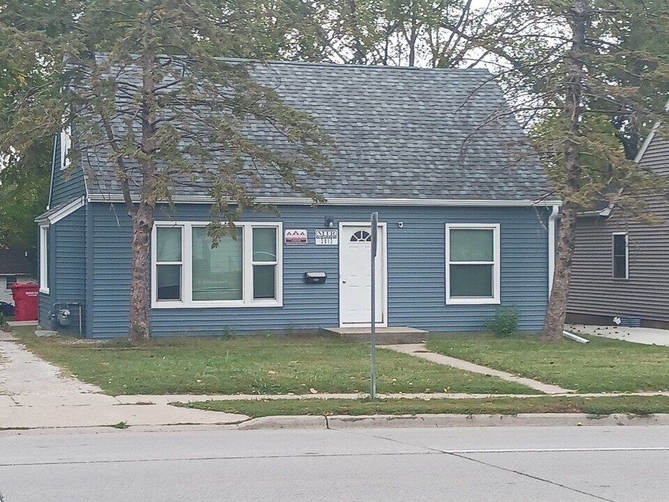 3013 Lincoln Way in Ames, IA - Building Photo