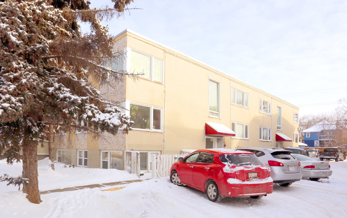 Campbelltown Apartments in Edmonton, AB - Building Photo