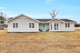 1714 Old Folkstone Rd in Sneads Ferry, NC - Building Photo
