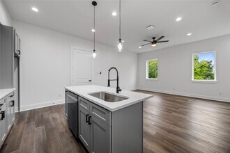 955 Elkhart St in Houston, TX - Building Photo - Building Photo