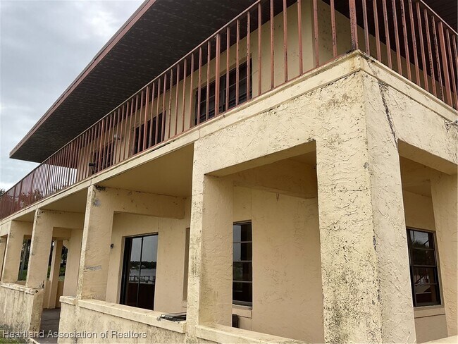 1025 Lakeview Dr in Sebring, FL - Foto de edificio - Building Photo
