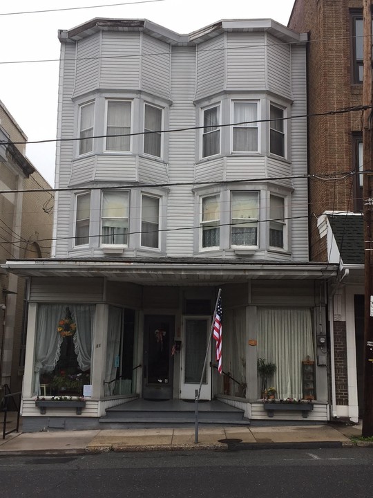 9 W Ridge St in Lansford, PA - Foto de edificio