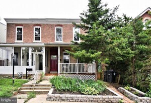 242 E 8th Ave in Conshohocken, PA - Building Photo
