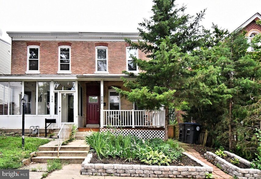 242 E 8th Ave in Conshohocken, PA - Building Photo