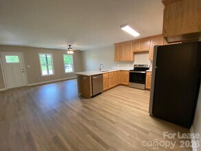 1961 Glen Manor Ct in Lincolnton, NC - Building Photo - Building Photo