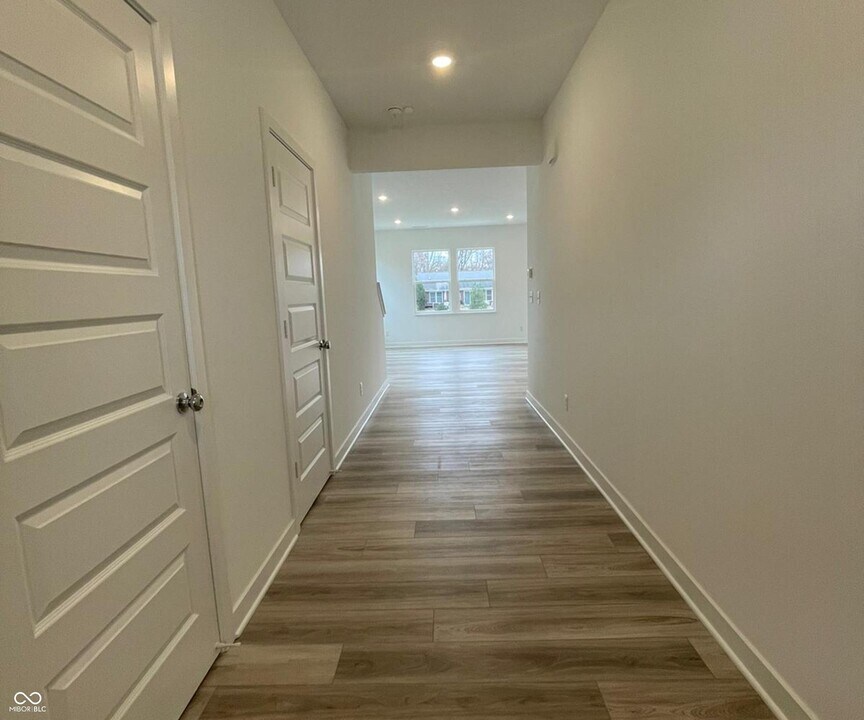 6852 Orchard Run Cir in Whitestown, IN - Building Photo