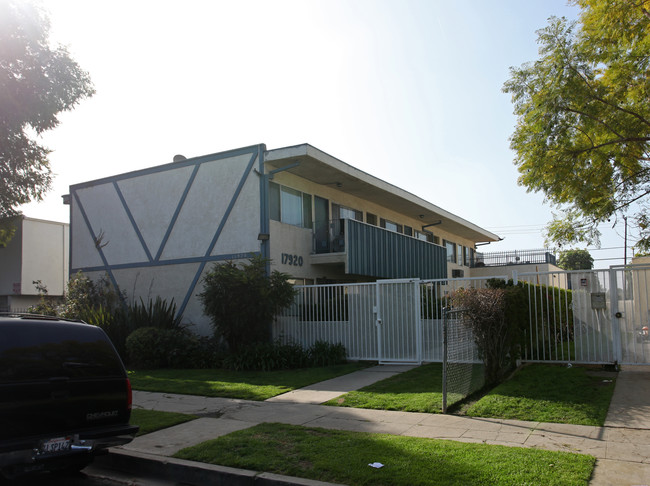 17920 Schoenborn St in Northridge, CA - Building Photo - Building Photo