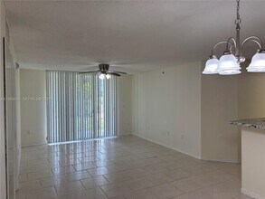655 SW 111th Way in Pembroke Pines, FL - Foto de edificio - Building Photo