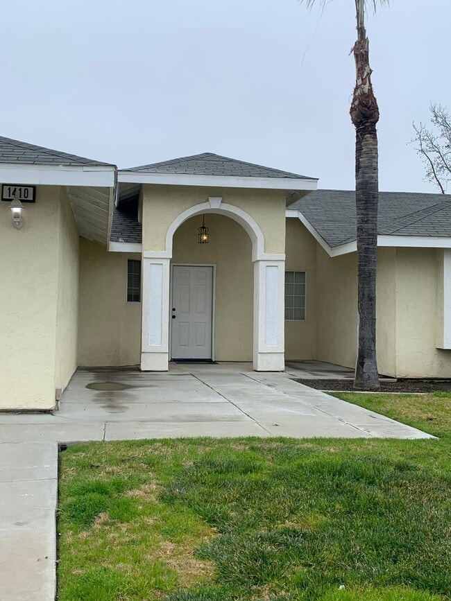 1410 Stanford Pl in Hanford, CA - Building Photo - Building Photo