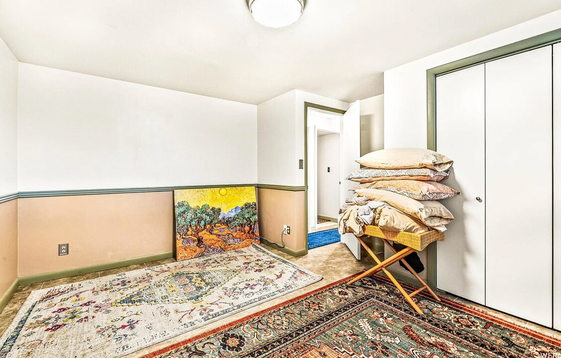 6759 S 2445 E in Cottonwood Heights, UT - Building Photo