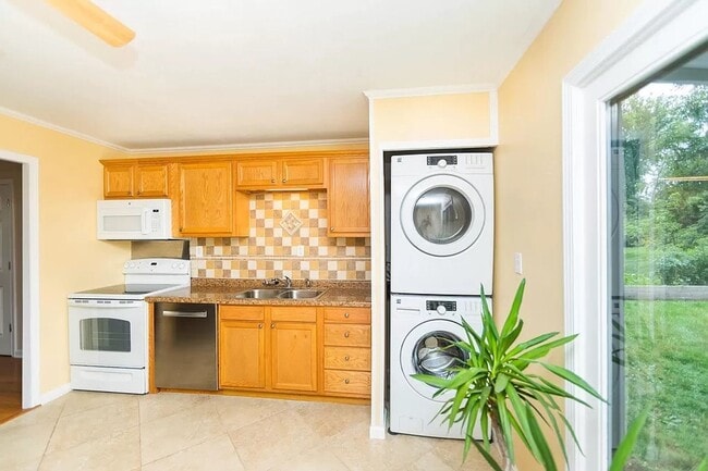 1021 Meadow Ln in Bloomington, IN - Building Photo - Building Photo