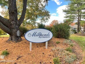 284 Fairfield Pl in Morganville, NJ - Foto de edificio - Building Photo