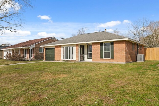 526 Castlelake Dr in Friendswood, TX - Building Photo - Building Photo