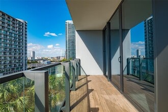 88 SW 7th St in Miami, FL - Building Photo - Building Photo