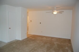 140 E Lake St, Unit 9B in Elmhurst, IL - Foto de edificio - Building Photo